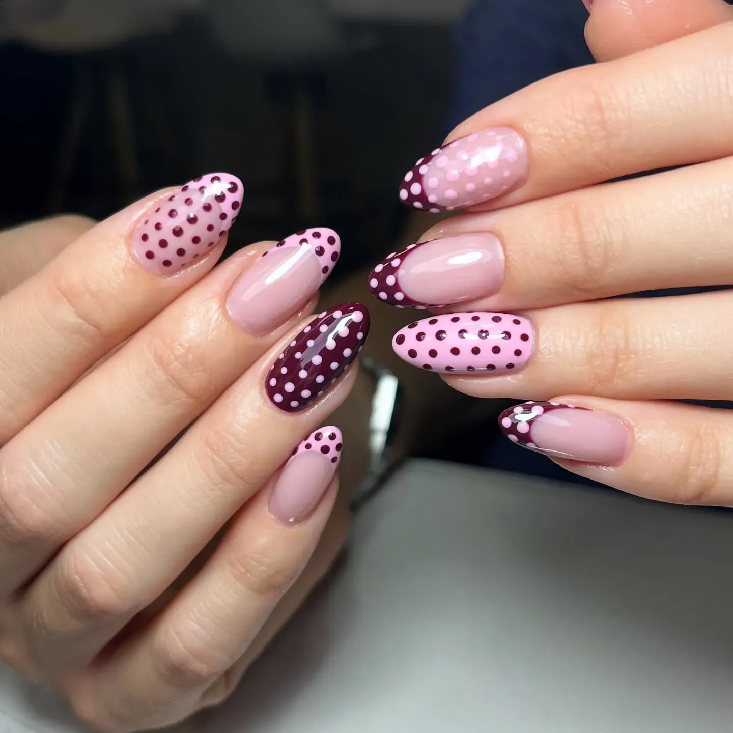 Mixing blush and burgundy polka dots, this retro-inspired manicure feels perfectly playful for fall while keeping that soft pink base chic. ππ·