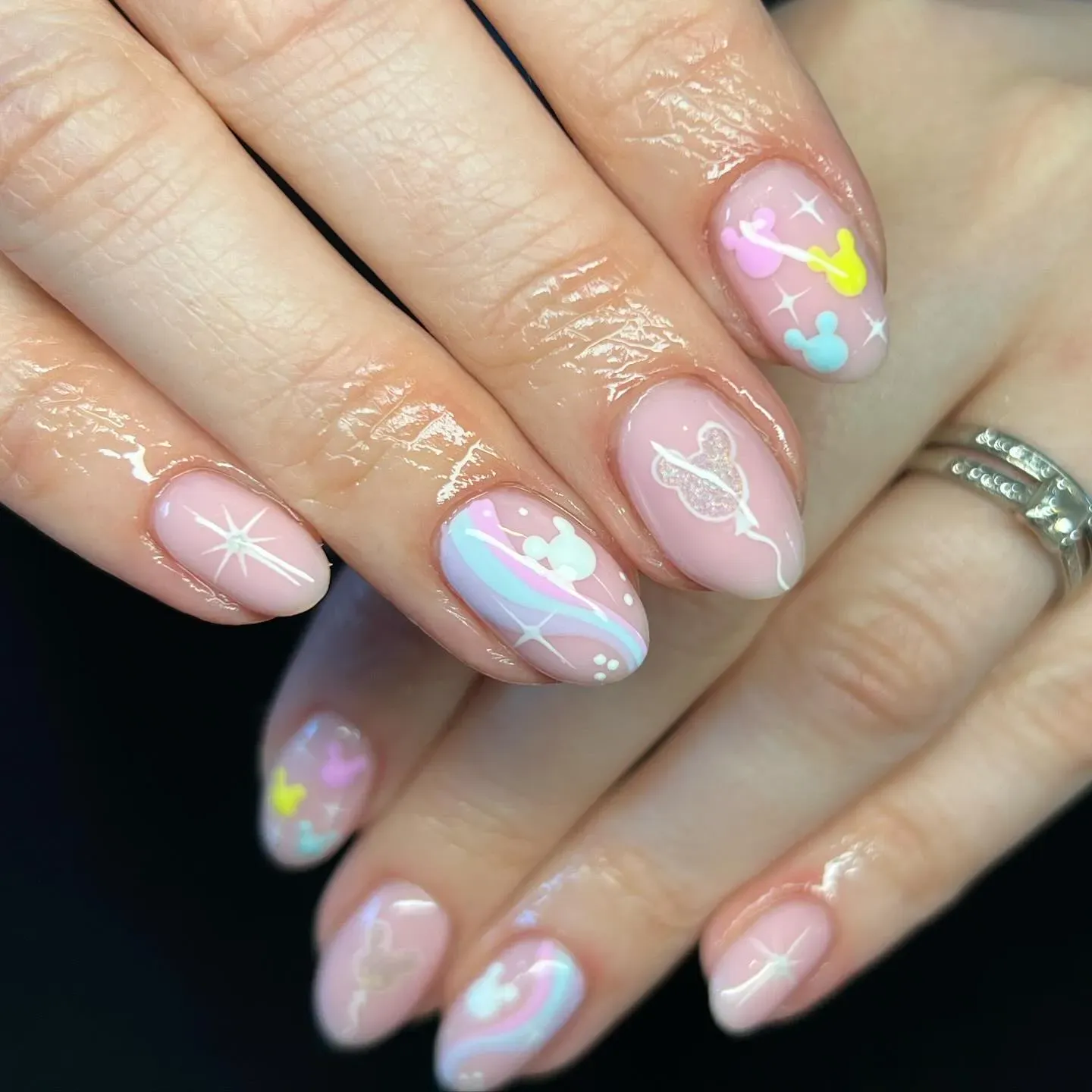 Soft pastel shades with floating Mickey balloons and a touch of shimmer β the perfect nails for a dreamy day at Magic Kingdom.