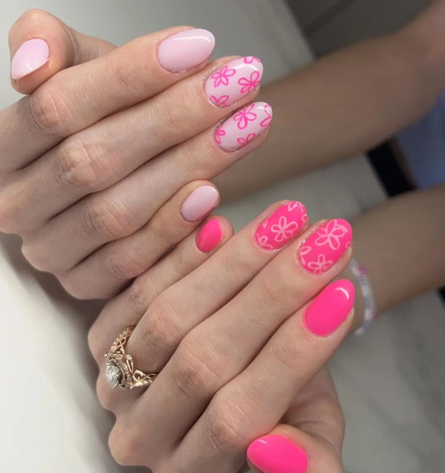 This floral set proves that light pink nails can be anything but boring. The cute daisy outlines on alternating fingers add a girly twist that’s ideal for spring or summer.