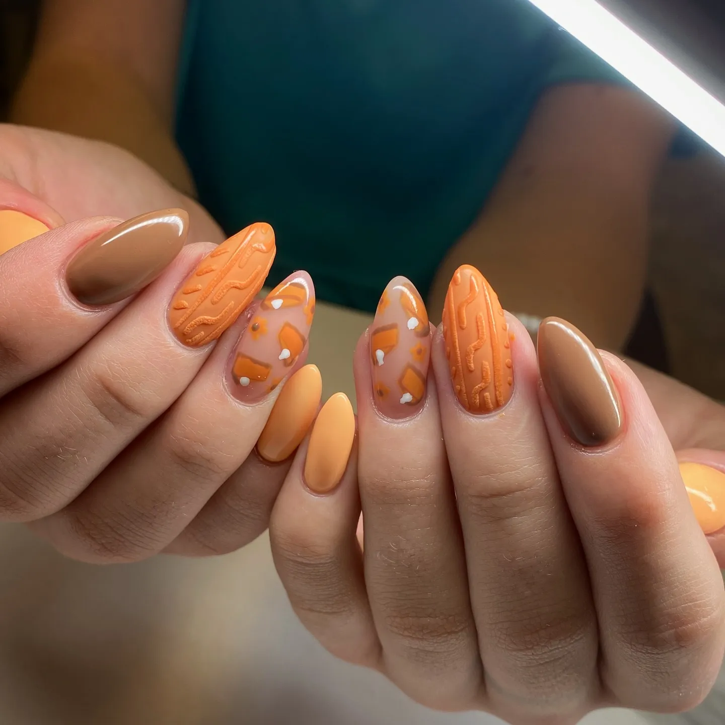 @marissa__nailsSweater-inspired texture and pumpkin-spice shades take center stage in this cozy fall manicure. The orange and tan combo gives major November nails vibes while keeping things soft and seasonal.