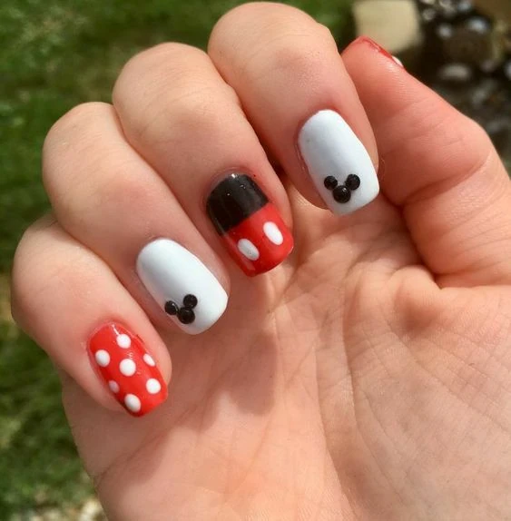 Get ready for a magical adventure with Mickey and Minnie Mouse nail art! 🎉 Perfect for Disney lovers who want to keep the magic alive every day. Whether you’re exploring the parks, enjoying a Disney movie night, or simply brightening your day, these nails are the perfect accessory! ✨💖 Show your love for Disney and let your nails sparkle with fun and creativity. 🌈 #DisneyStyle #MickeyMouse #MinnieMouse