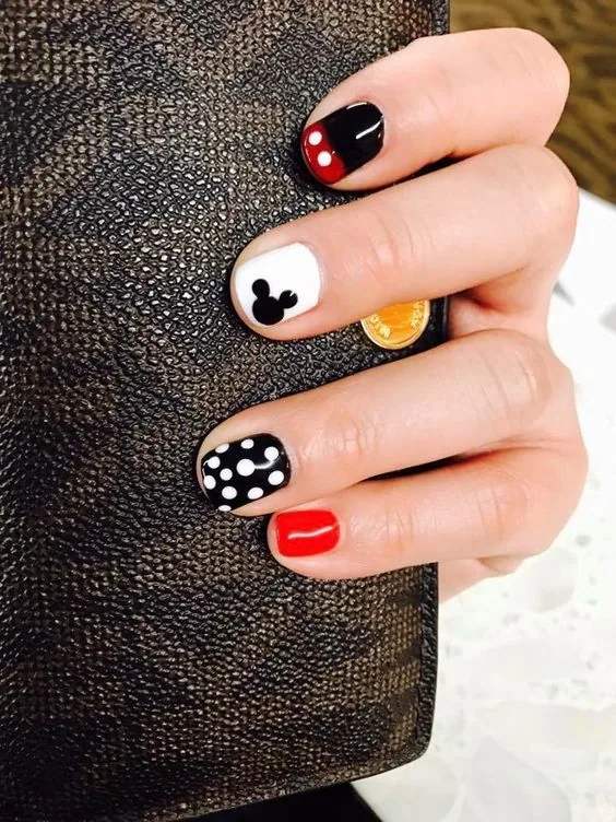 Get ready for a magical adventure with Mickey and Minnie Mouse nail art! 🎉 Perfect for Disney lovers who want to keep the magic alive every day. Whether you’re exploring the parks, enjoying a Disney movie night, or simply brightening your day, these nails are the perfect accessory! ✨💖 Show your love for Disney and let your nails sparkle with fun and creativity. 🌈 #DisneyStyle #MickeyMouse #MinnieMouse