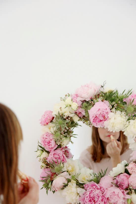  Use fresh flowers to make a mirror frame