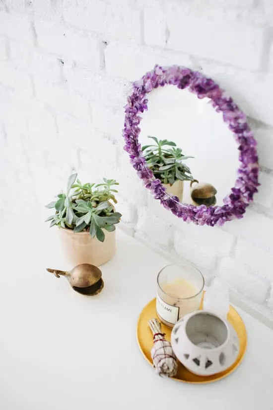 Use crystals to decorate your mirror frame