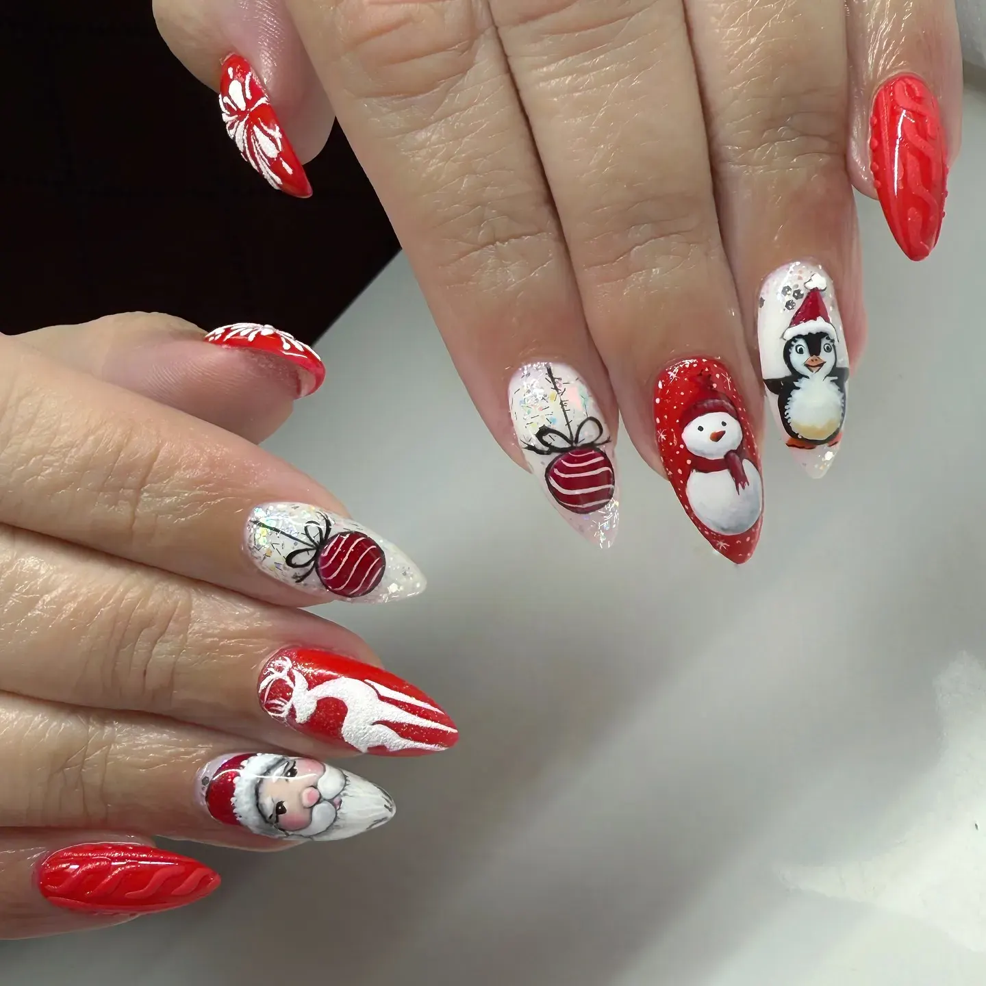 Bring the fun with Santa, snowmen, penguins, and reindeer! These hand-painted Christmas nails are pure joy for anyone who loves a playful holiday mani. โ๐
๐ง