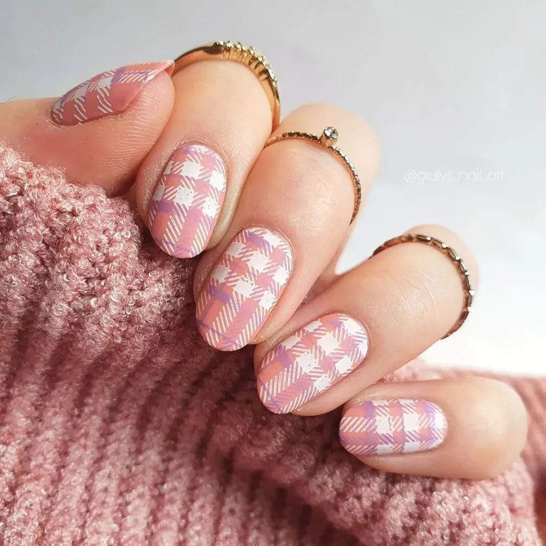 Pretty pink plaid nails with a matte finish β this timeless pattern looks adorable paired with chunky knits and pumpkin spice everything. π
π§£