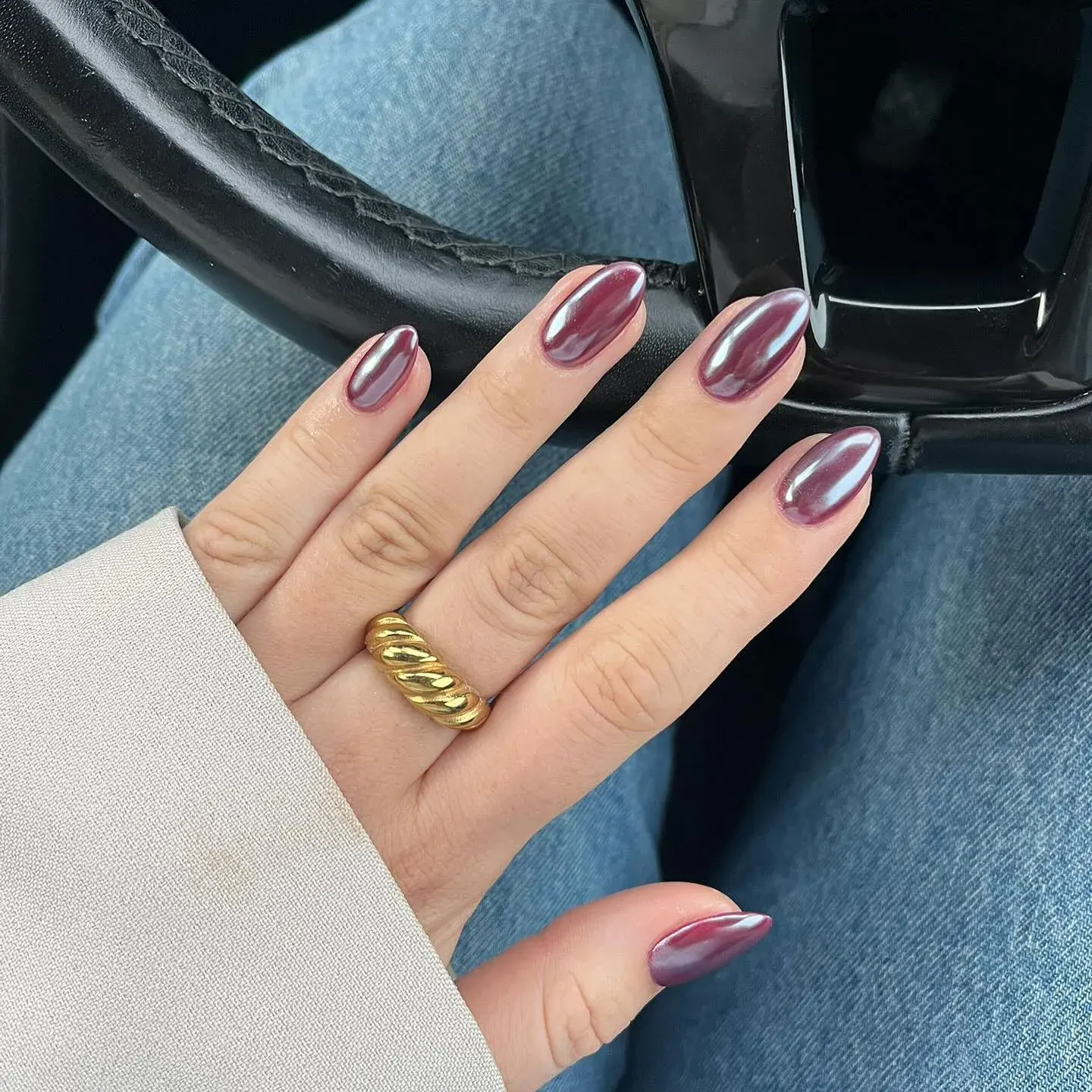 A dreamy plum chrome cat-eye effect that shimmers with every move — simple yet stunning.