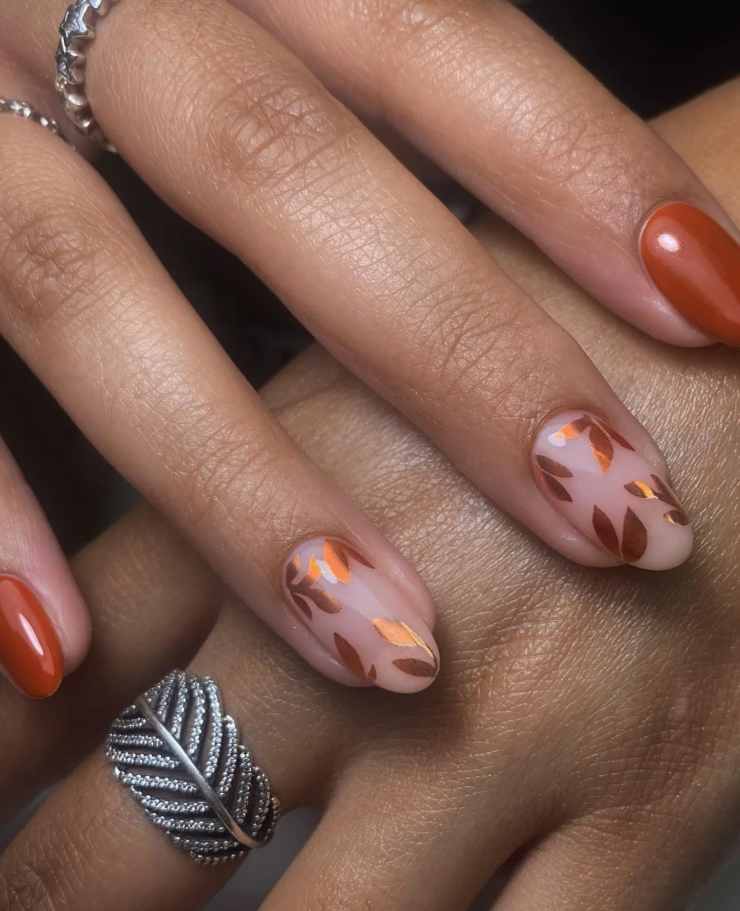 Copper foil leaves over a sheer base? Yes, please. These nails have that minimalist fall glow that catches the light beautifully—perfect for anyone who loves subtle autumn nails.