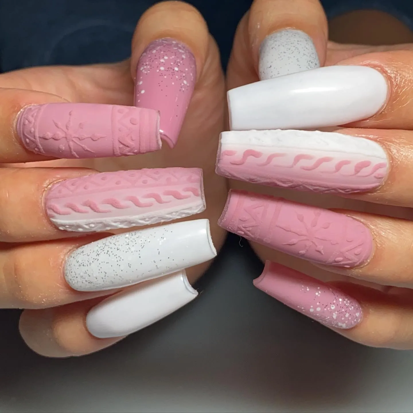 Frosty white, silver glitter, and pale pink textured knits — this set screams winter sweater nail designs. It’s a gorgeous mix of soft shades and comfy vibes, ideal for anyone who loves classy pink sweater nails.
