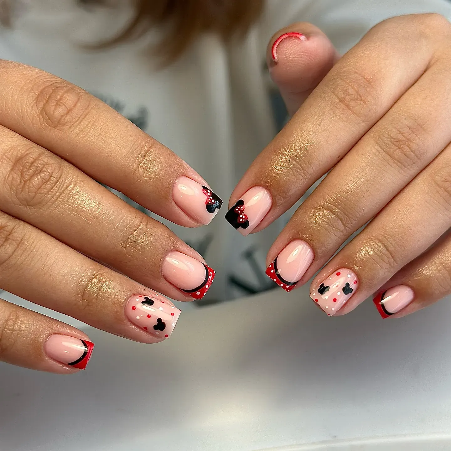 Short nails meet classic red, black, and white dots β Minnie-approved and totally vacation-ready.