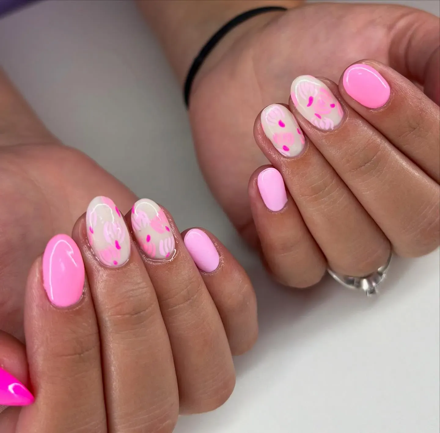 Bubblegum pinks and milky swirls give this playful mani an artsy, carefree charm β ideal for transitioning from summer brights to cozy fall hues. ππΈ