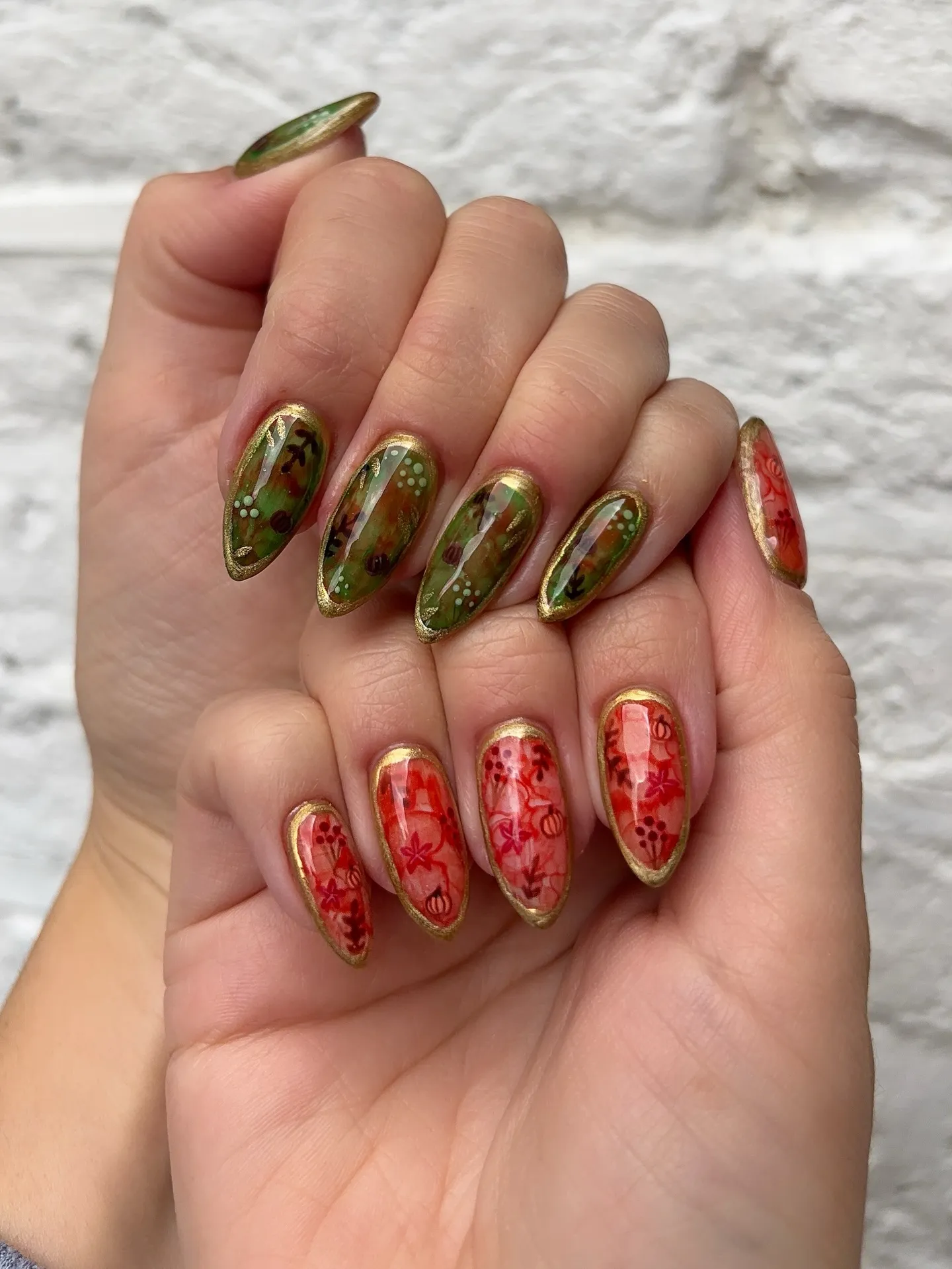 Green and red marbled nails with gold edging and hand-painted autumn details bring an elegant twist to Thanksgiving nail art. The mix of fall colors makes these perfect for anyone wanting bold November nails that still feel sophisticated.