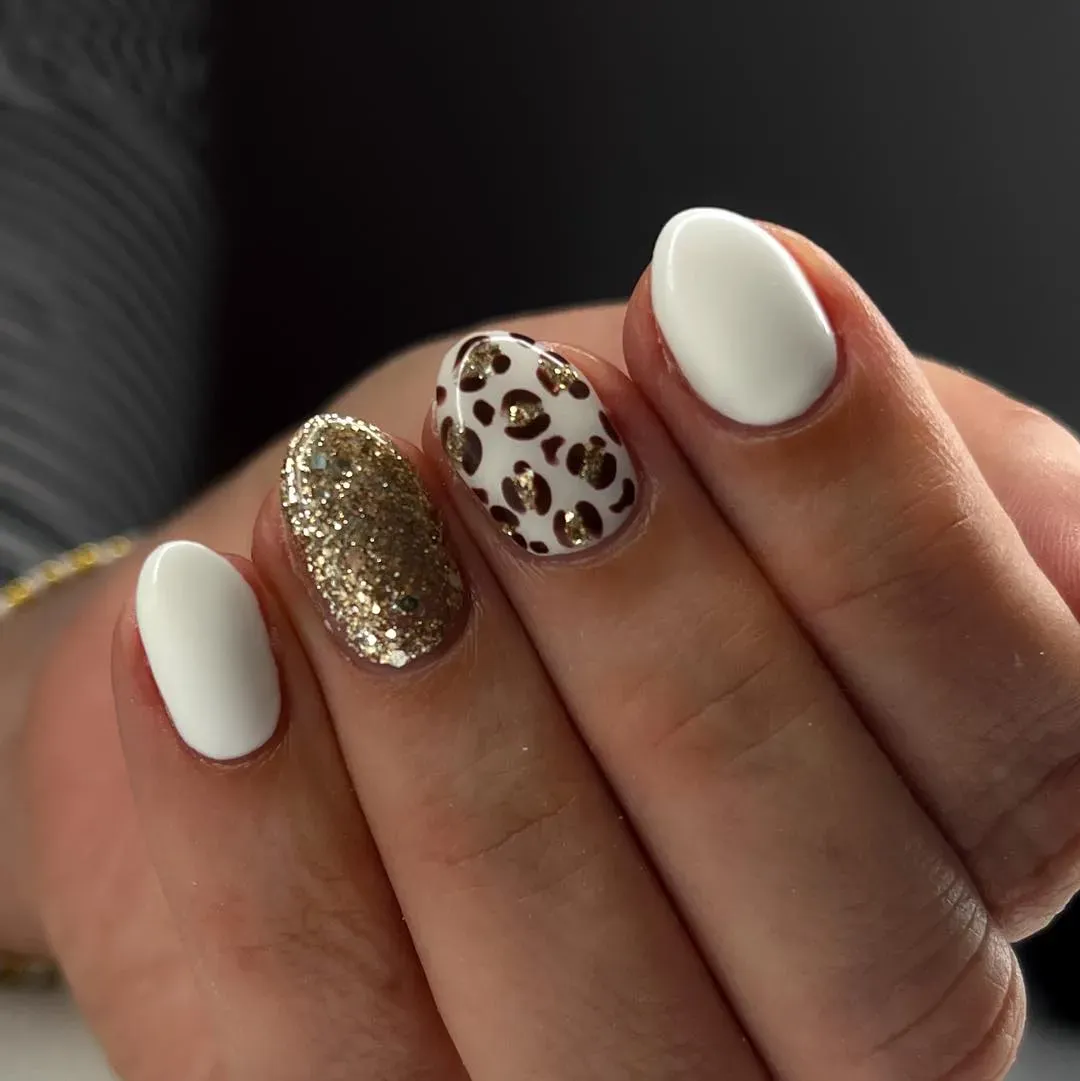 These leopard print nails with glitter blend white polish, gold shimmer, and animal print perfectly. It’s a simple combo that still looks salon-fresh and elegant.
