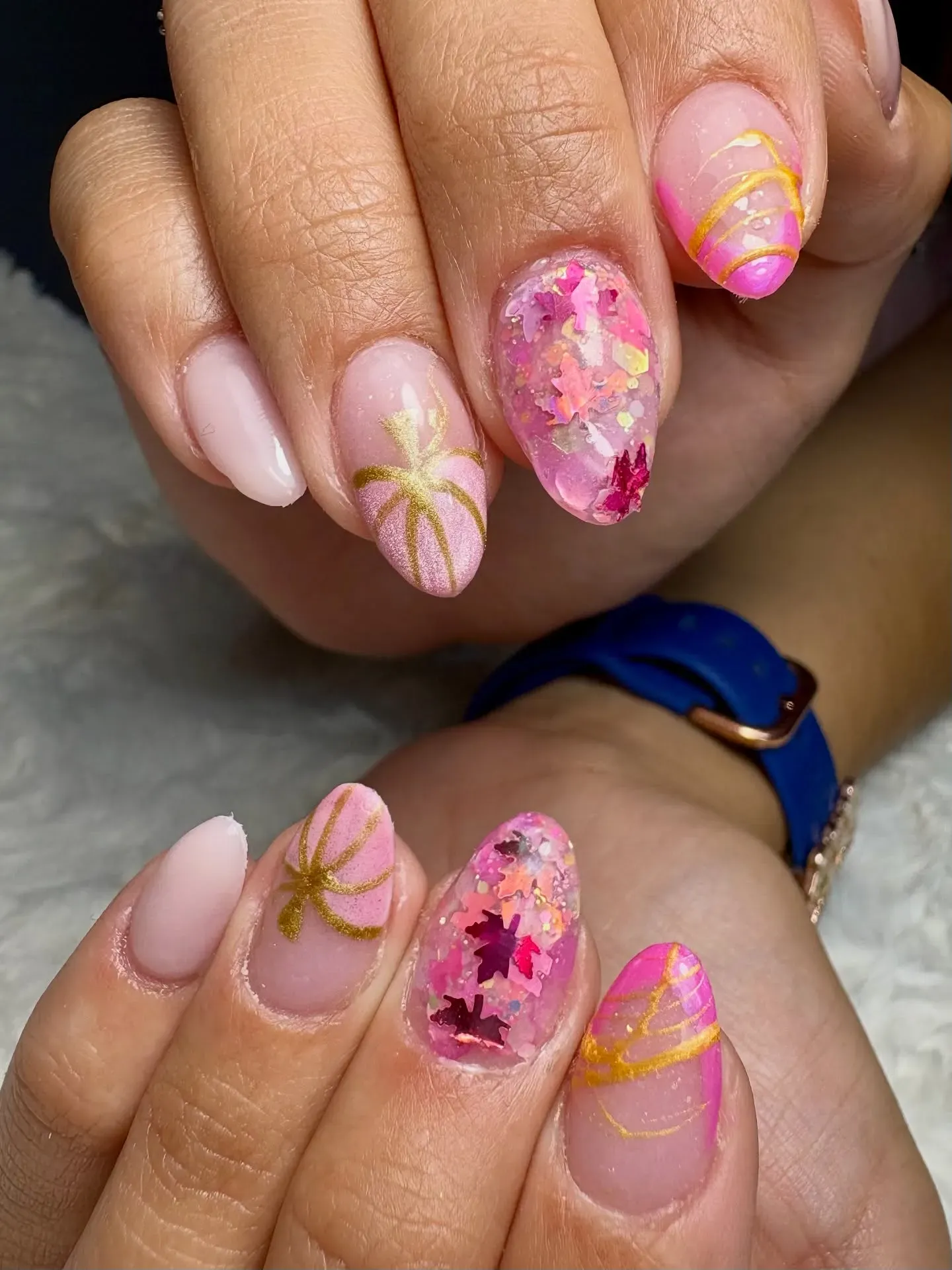 Golden pumpkin outlines and glittery leaf confetti make these rosy nails shimmer with fall magic. A sparkly take on pink harvest tones! πβ¨