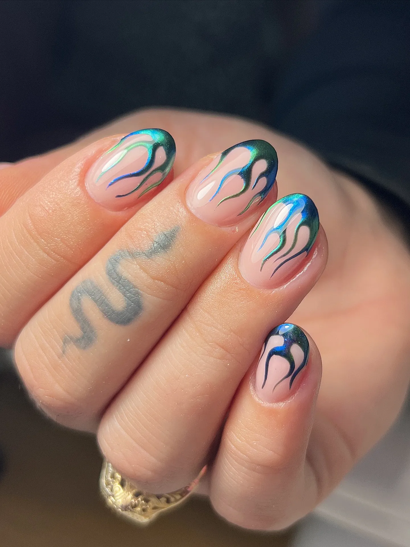These blue-green chrome flames from @nailsbyimogen___ look like glowing embers. The iridescent finish gives a soft aura nails effect that’s bold but still super wearable.