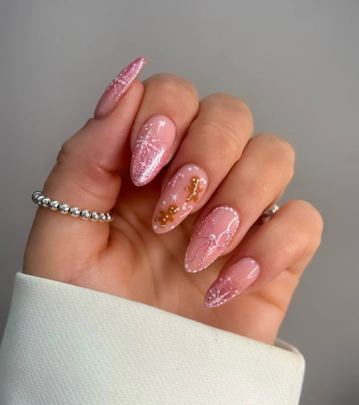 Gingerbread men, reindeer, bows, and sparkles — this playful set is full of Pink Christmas Nail Ideas. It’s fun, festive, and totally on trend for pink holiday nails that make you smile.