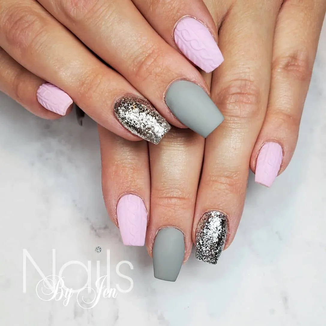 Delicate snowflakes, white cable-knit detail, and subtle blush tones — these light pink winter nails are timeless. A gorgeous pick for sweater weather nails that feel cozy without losing that elegant edge.