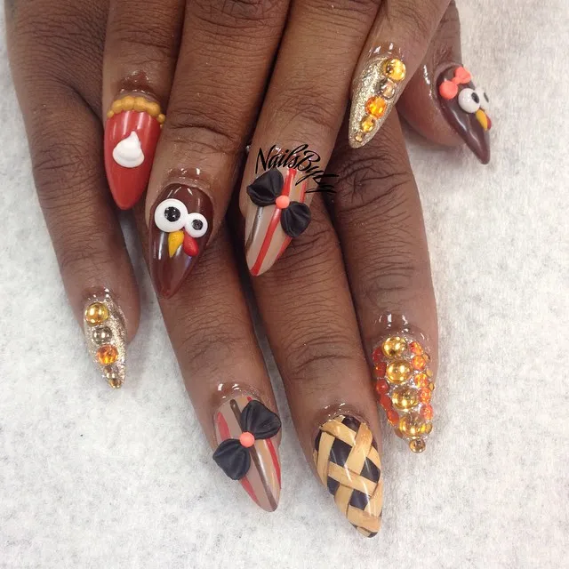 From tiny turkeys to lattice pie patterns, this set is pure Thanksgiving fun. The gold and bronze tones tie it all together for a fall-ready look that’s both creative and glam — perfect for nail techs wanting to show off some personality.