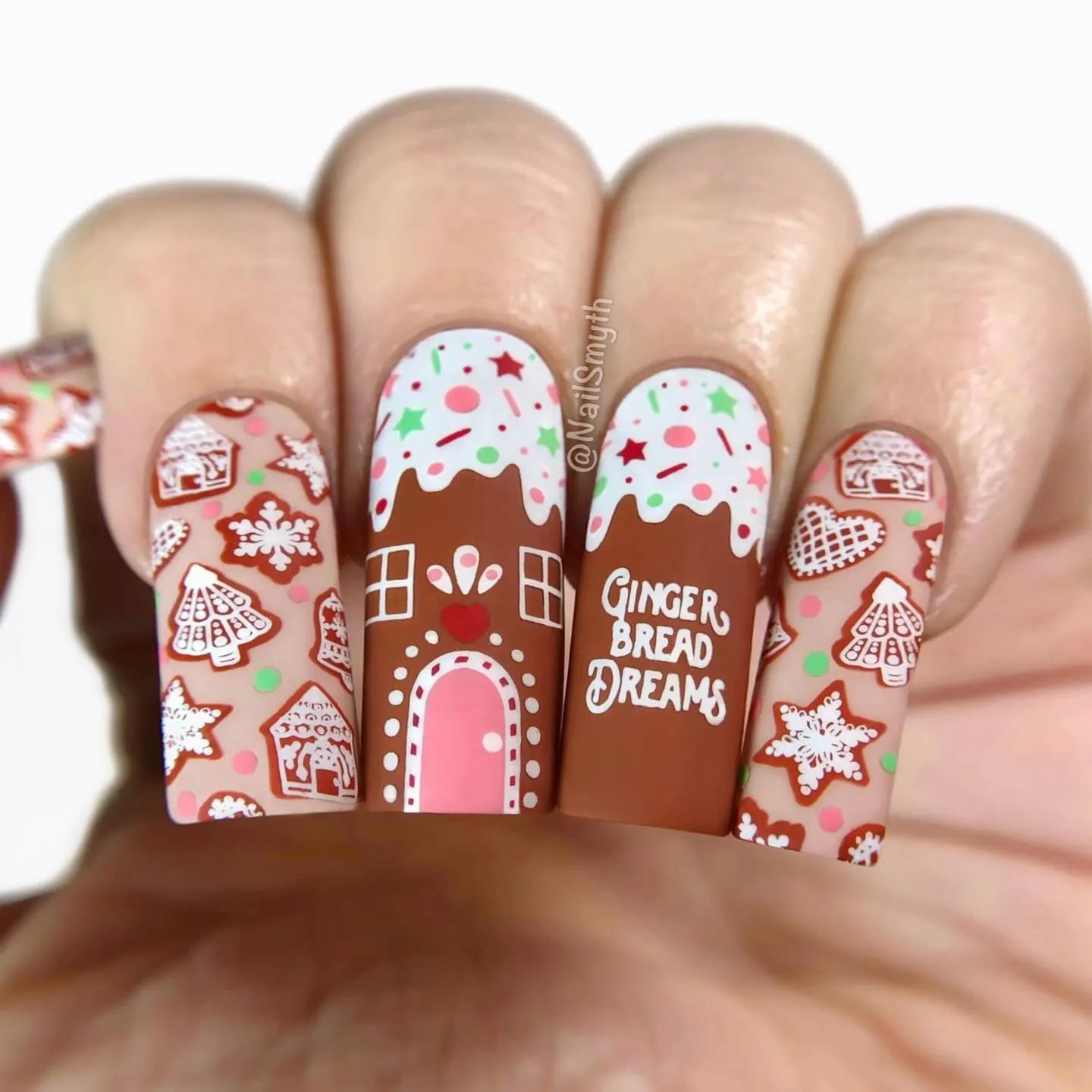 We’re obsessed with these gingerbread house nails by @nailsmyth — the detail is unreal! The icing drips, cookies, and matte finish create cozy Christmas nail art designs that look straight out of a bakery.