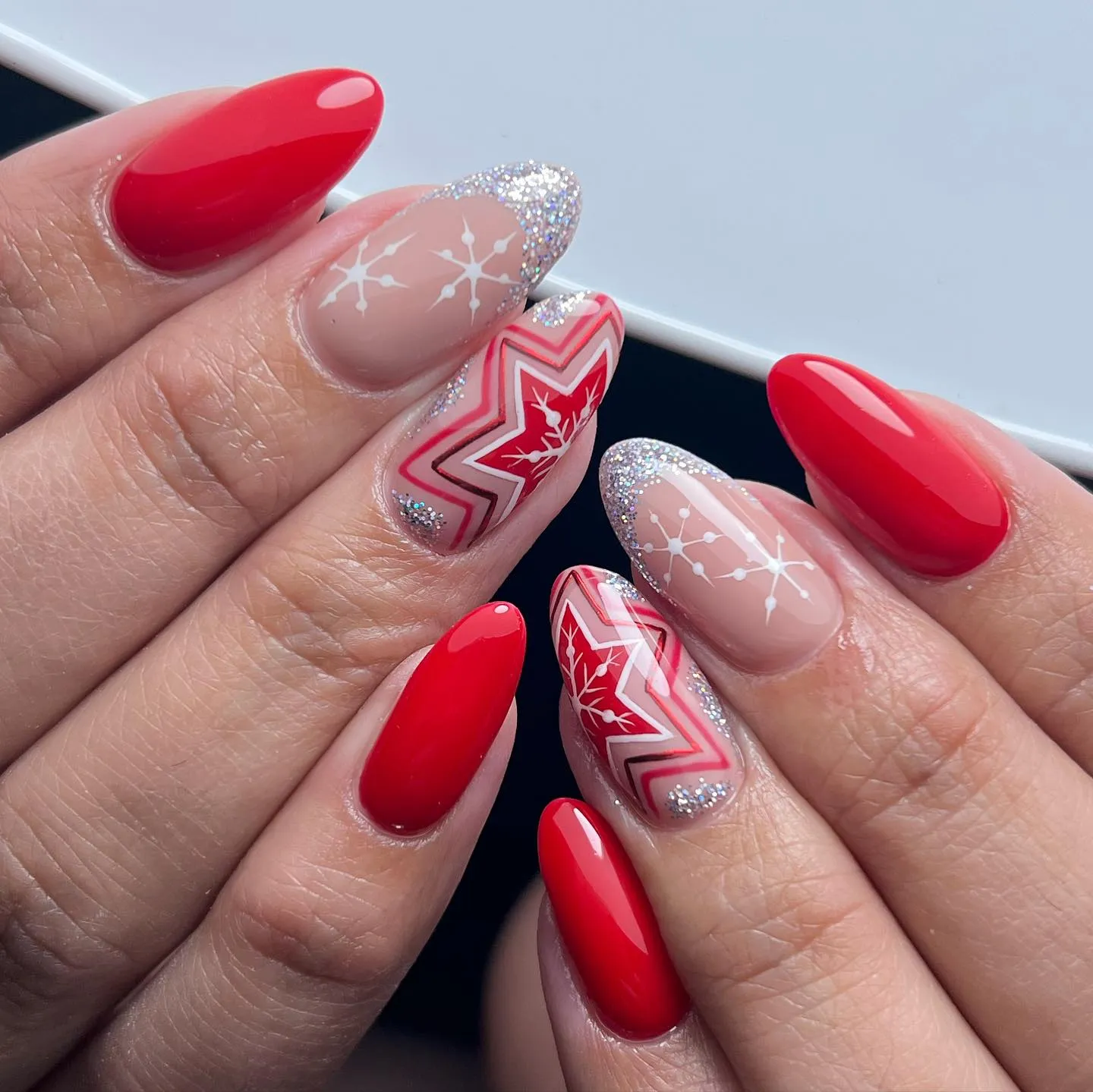 These glossy red and silver nails by @nbastudioandeducation are giving modern winter glam. The snowflake accents and sparkly tips create a stunning take on Christmas Nail Art Designs without feeling over the top — perfect for those who love a polished finish.