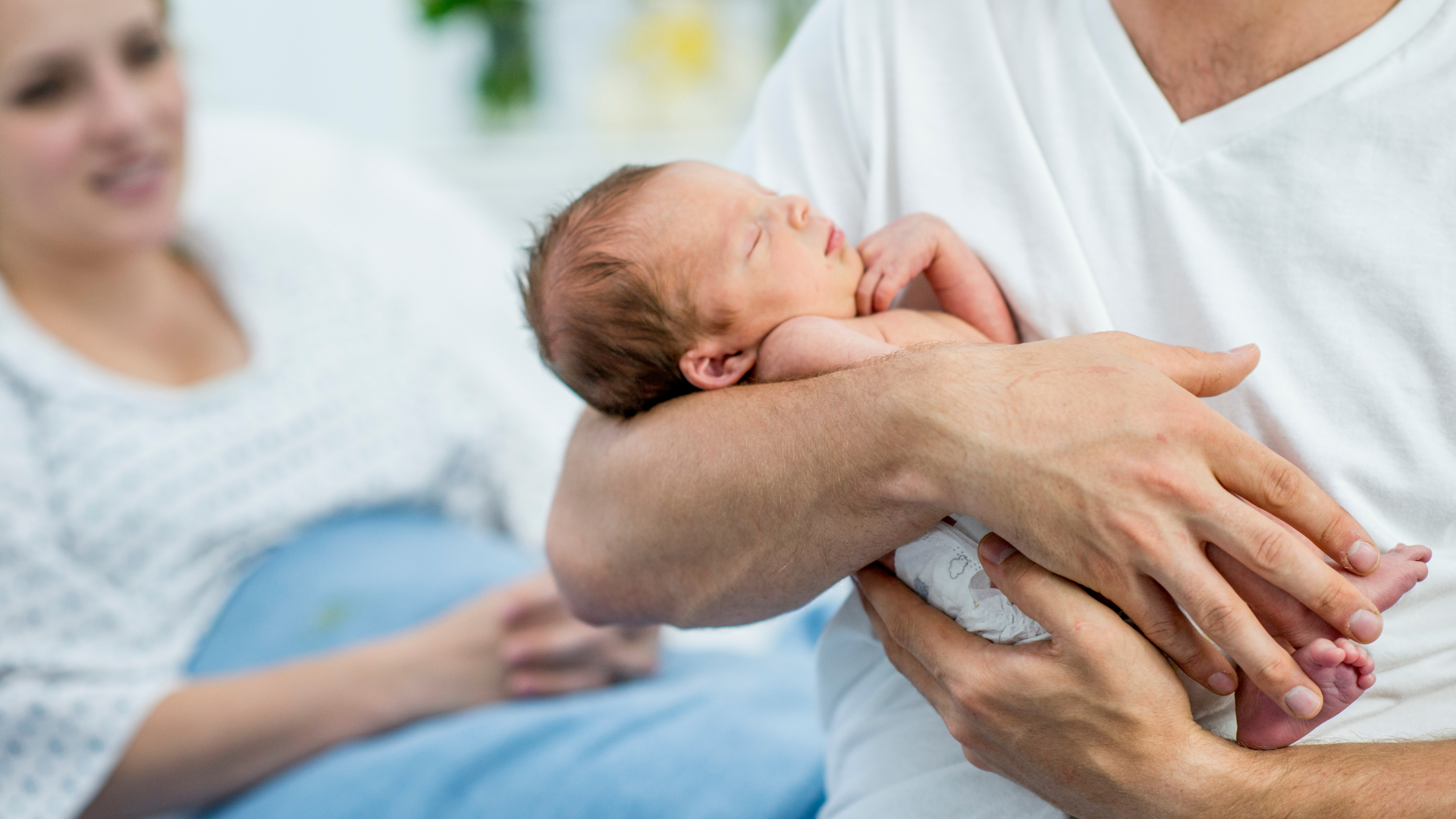 После рождения необходимо. Мама с ребёнком на руках. Фото новорожденного с мамой. Новорожденный на руках. Послеродовый период фото.