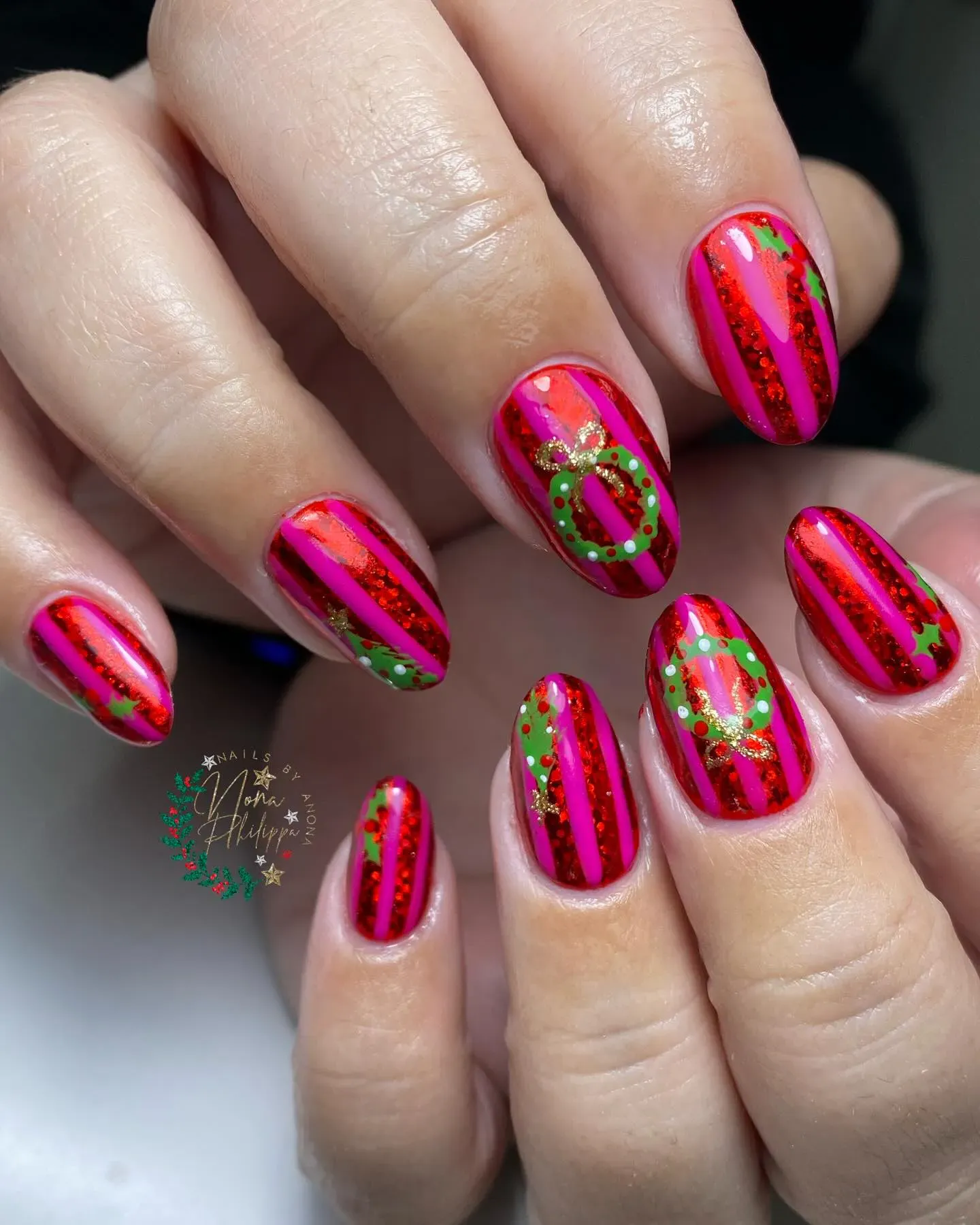 Vibrant red and pink stripes with glitter, gold bows, and green wreath accents โ these holiday nails are bold, bright, and full of Christmas cheer. ๐โจ