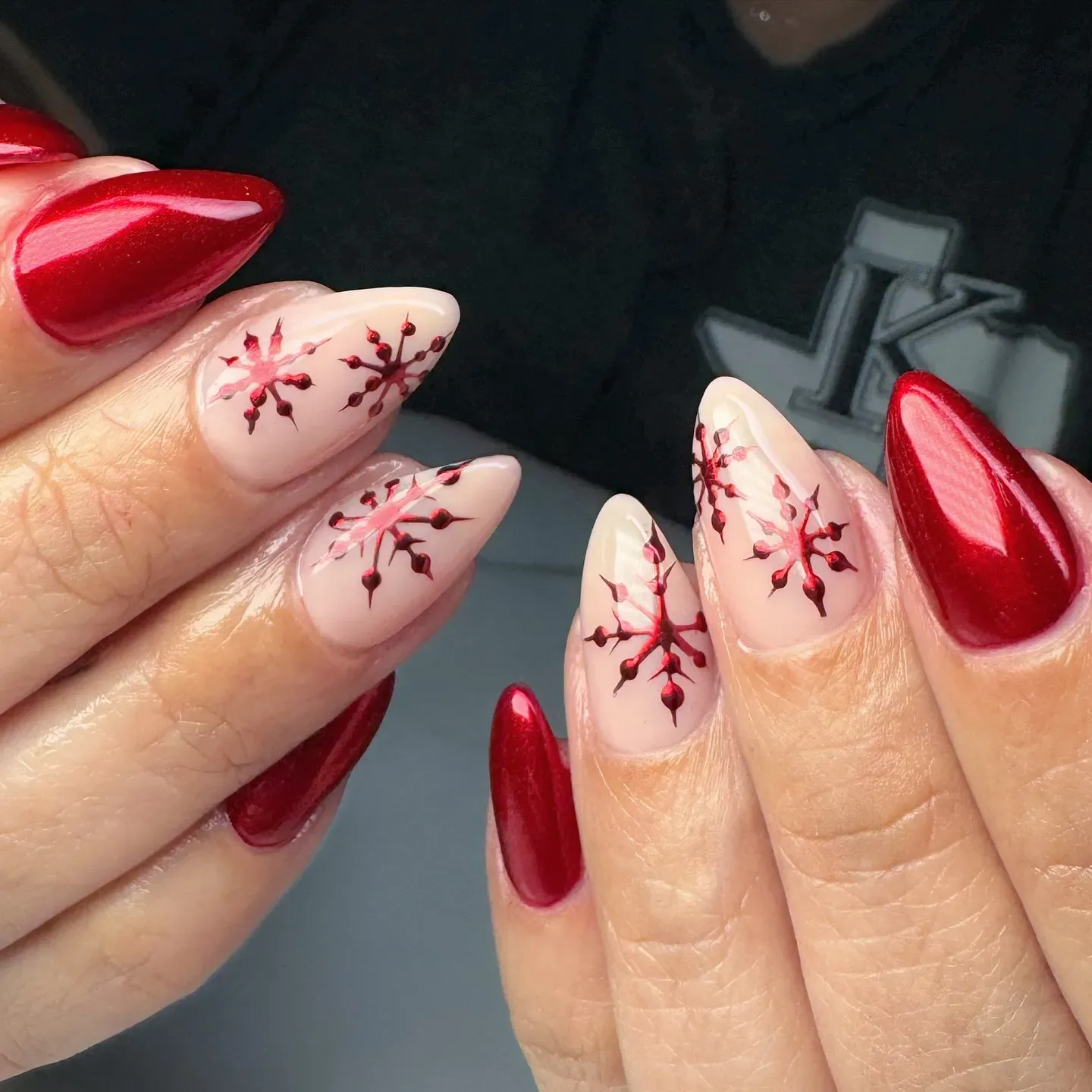 Metallic red meets nude with 3D snowflake accents for a stunning, modern take on winter Christmas nails โ festive yet beautifully minimal. โ๏ธโค๏ธ