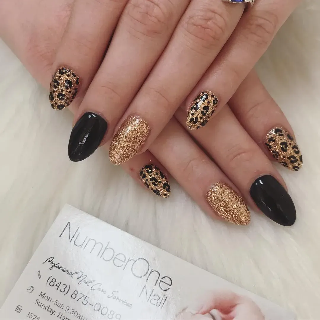 This set is pure glam goals. With gold glitter nails, black cheetah print accents, and bold solid nails for contrast, this look balances sparkle with sleek sophistication. Perfect for nights out or festive occasions.