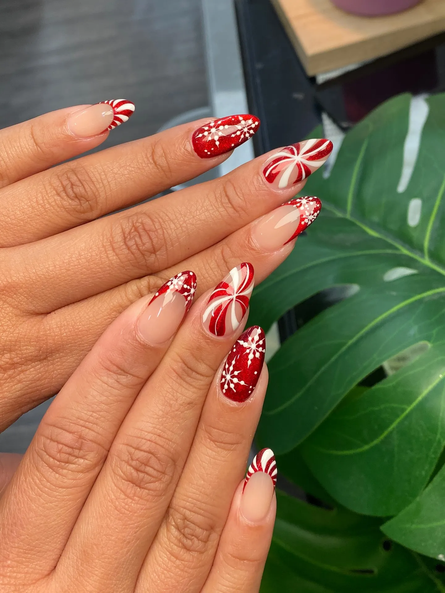 @nylove_nail takes Red Holiday Nails to the next level with glittery bases, snowflakes, and peppermint pinwheels that practically sparkle under Christmas lights. It’s a full-on festive fantasy and guaranteed to stand out at every party.