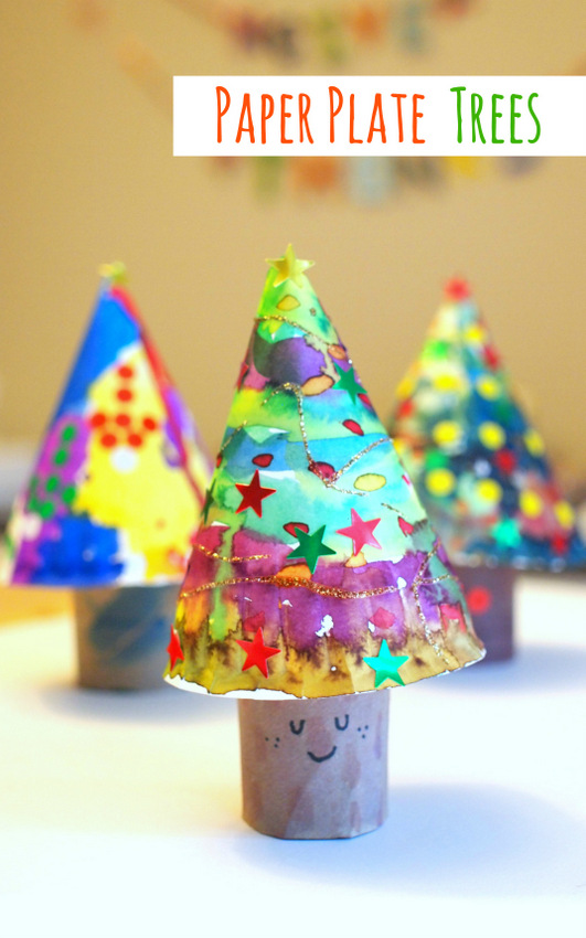Tee hee - LOVE the little smiley face on this paper plate Christmas tree - brings him to life!