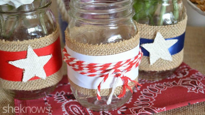 Loving this patriotic mason jar craft! It's perfect for the 4th of July!