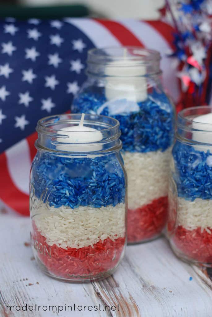 Loving this patriotic mason jar craft! It's perfect for the 4th of July!