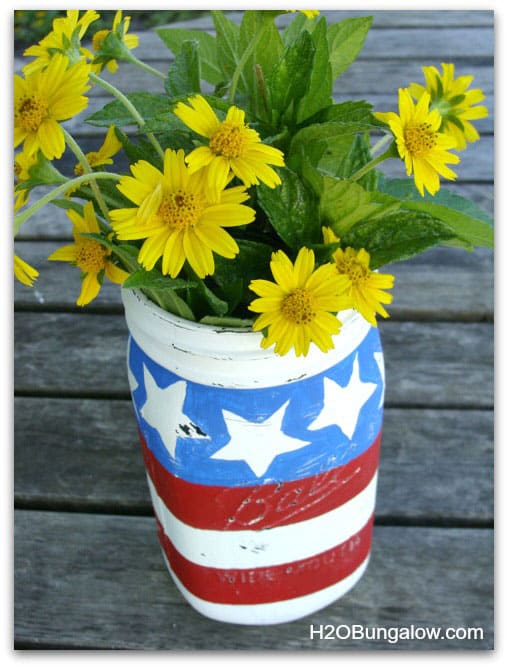 Loving this patriotic mason jar craft! It's perfect for the 4th of July!