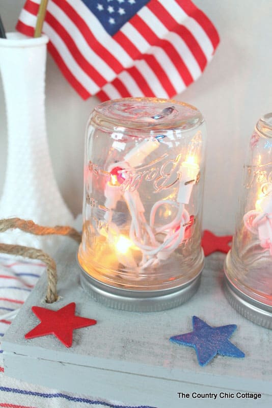 Loving this patriotic mason jar craft! It's perfect for the 4th of July!