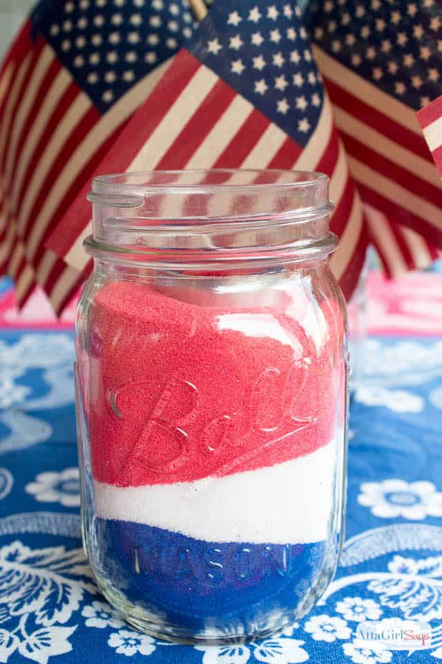 Loving this patriotic mason jar craft! It's perfect for the 4th of July!