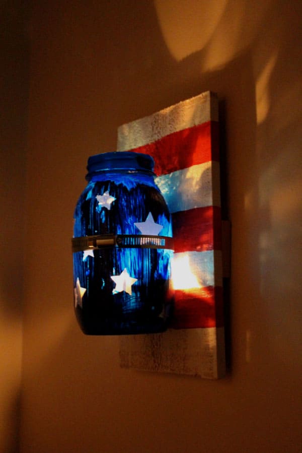 Loving this patriotic mason jar craft! It's perfect for the 4th of July!