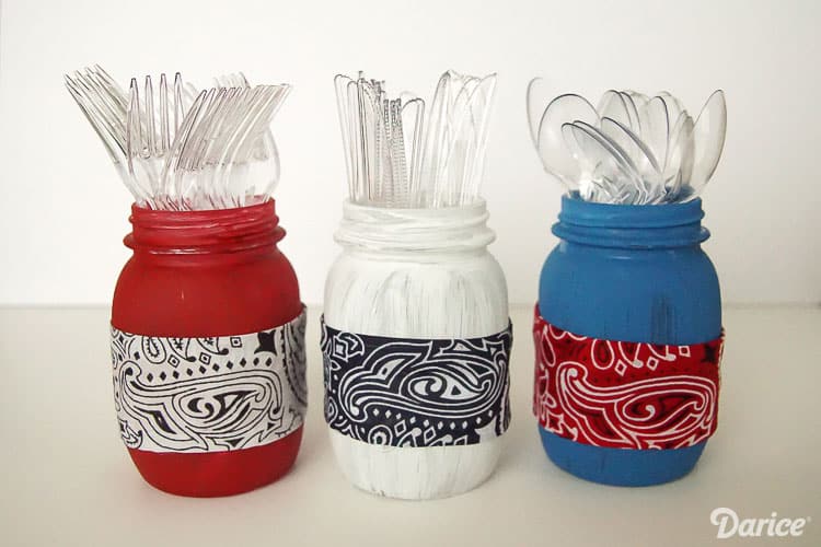 Loving this patriotic mason jar craft! It's perfect for the 4th of July!