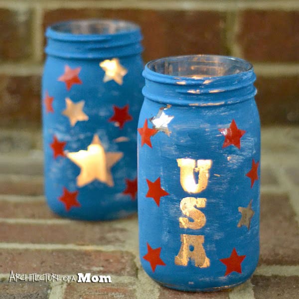 Loving this patriotic mason jar craft! It's perfect for the 4th of July!