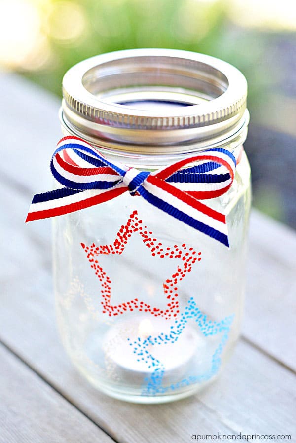 Loving this patriotic mason jar craft! It's perfect for the 4th of July!