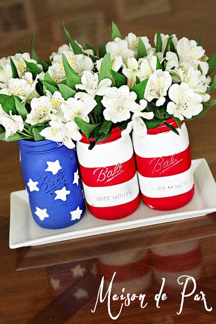 Loving this patriotic mason jar craft! It's perfect for the 4th of July!