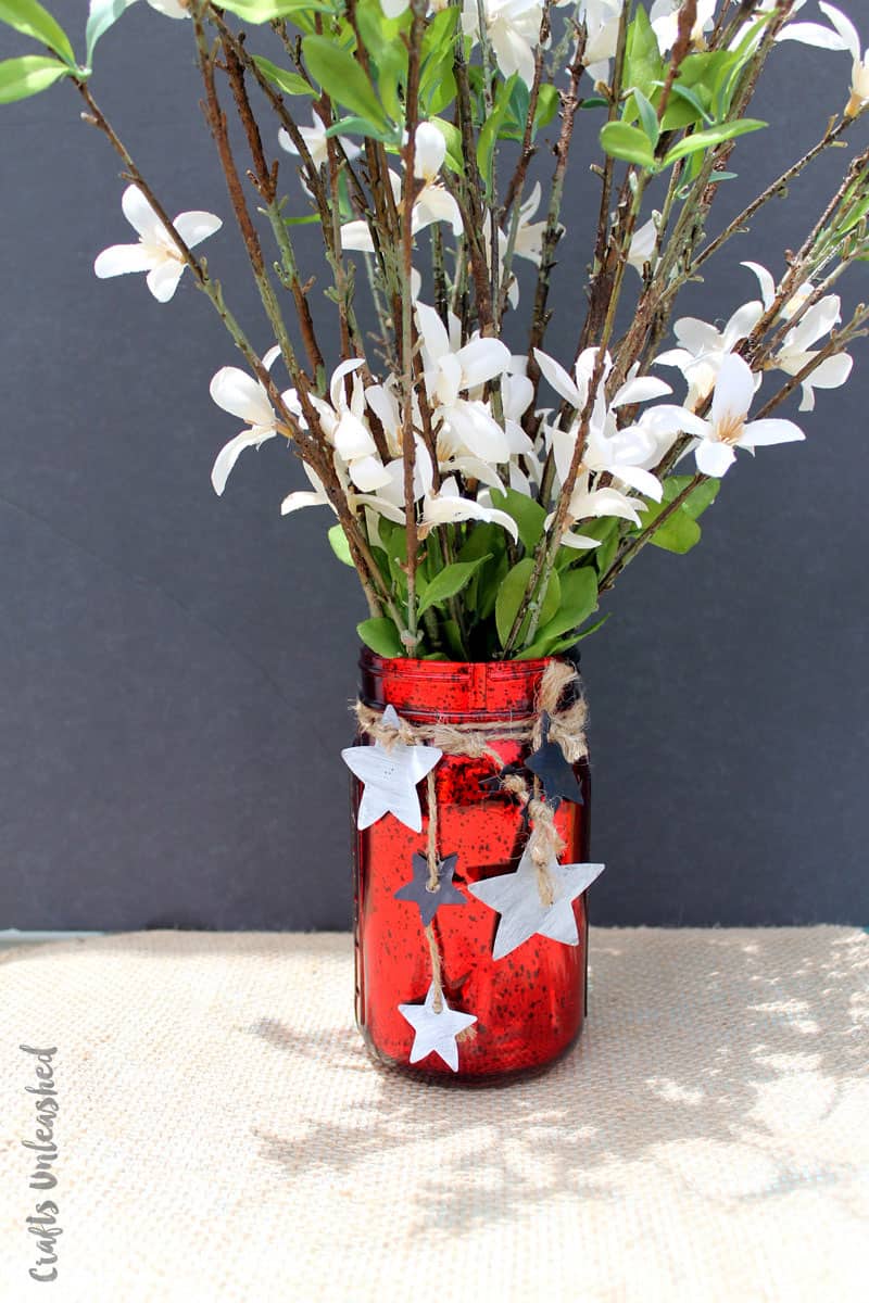 Loving this patriotic mason jar craft! It's perfect for the 4th of July!