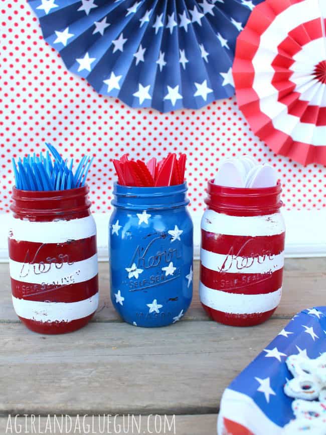Loving this patriotic mason jar craft! It's perfect for the 4th of July!