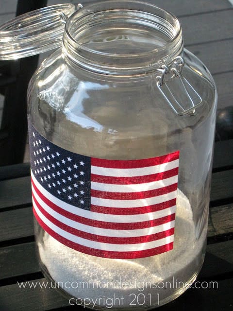 Loving this patriotic mason jar craft! It's perfect for the 4th of July!