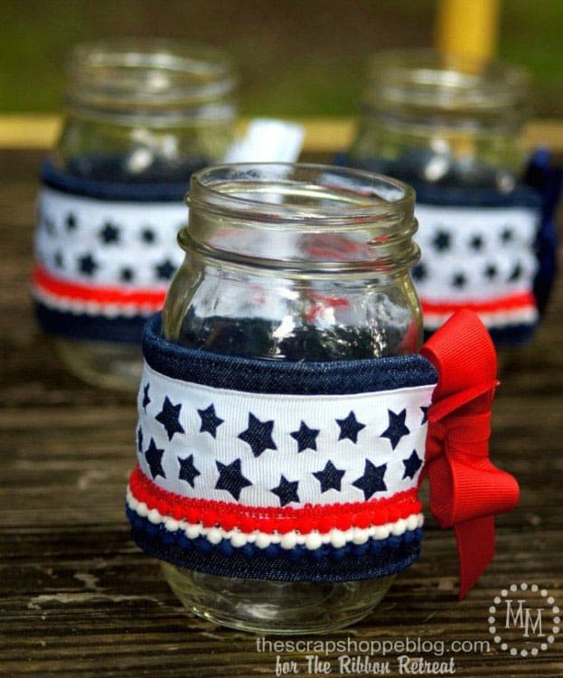 Loving this patriotic mason jar craft! It's perfect for the 4th of July!