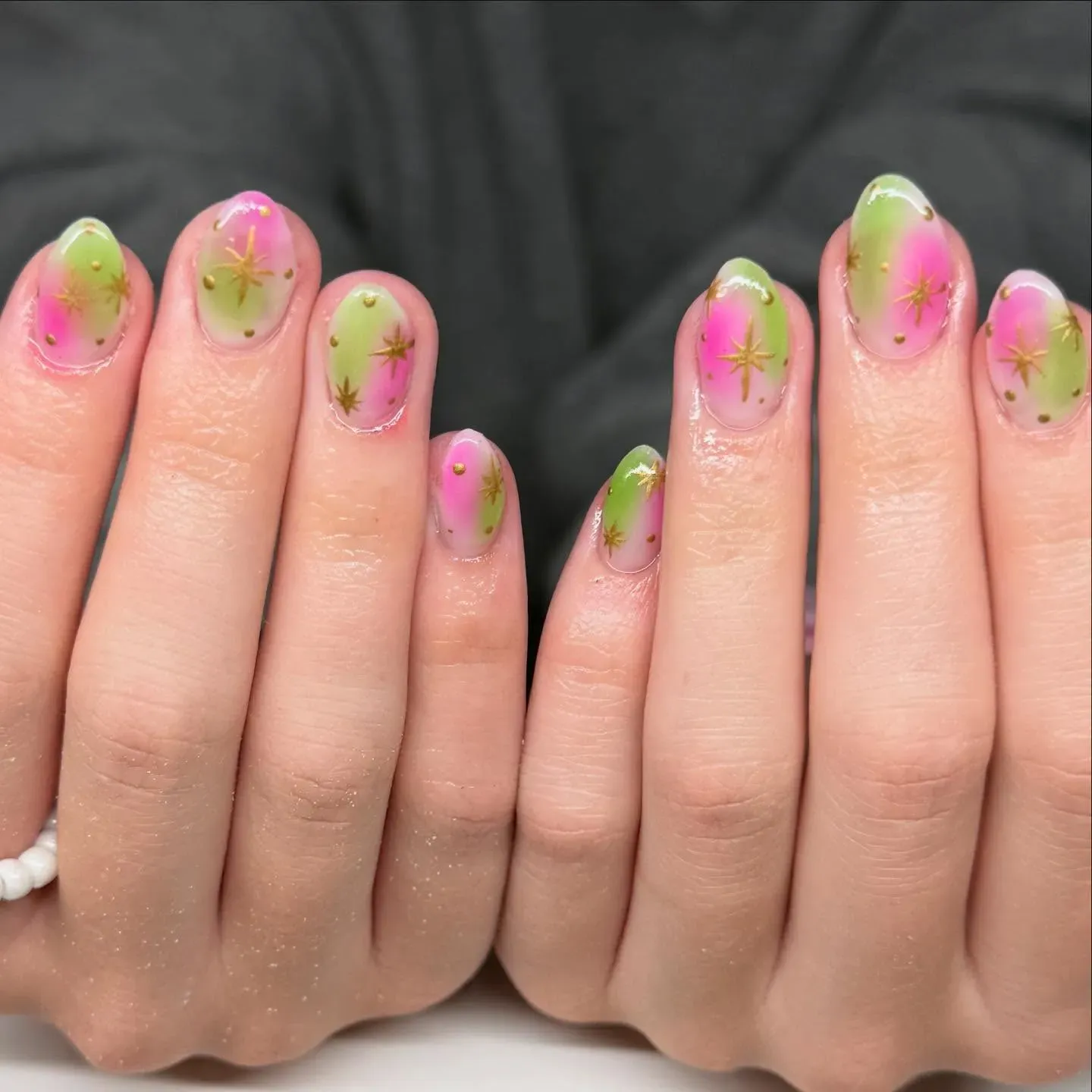 Soft pink fades into apple-green shimmer, sprinkled with golden starlight — a perfect pick for anyone who loves Glinda’s bubbly sparkle.