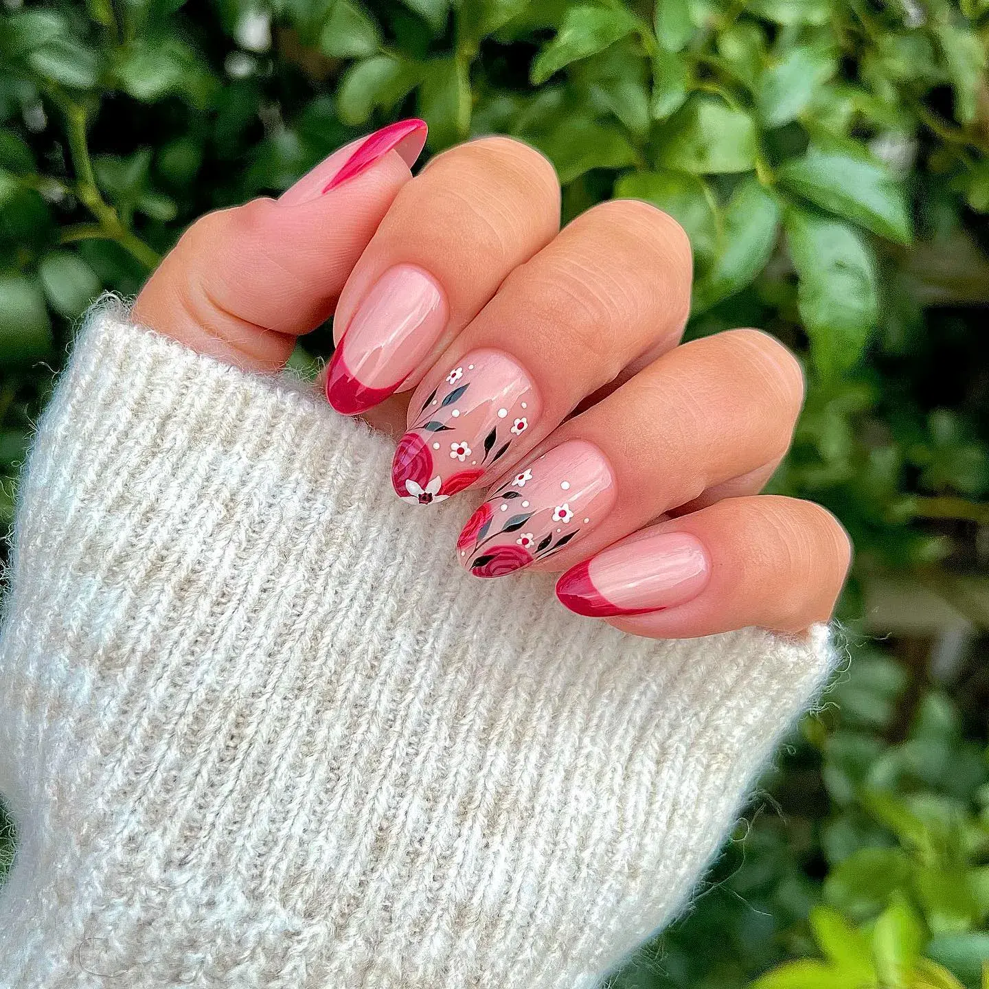 Subtle blush tones meet deep red French tips and floral detailing in this elegant winter nail idea โ perfect for December nights out or cozy sweater days. ๐นโ๏ธ