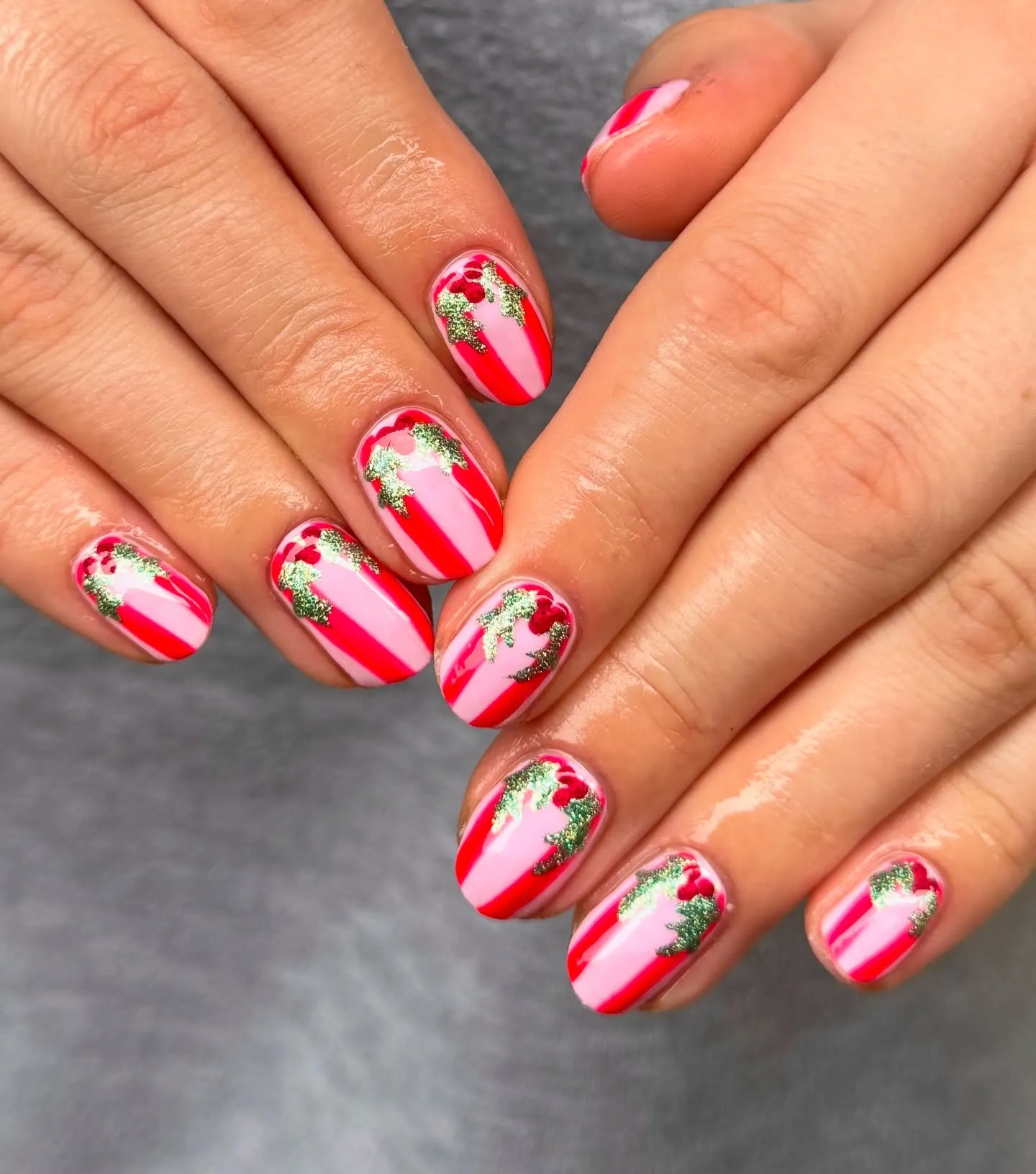 @rachelsophienailstylist gives the classic candy stripe a playful twist with pink undertones and a hint of green glitter. It’s the perfect mix of traditional and trendy — pure Christmas Nail Inspo for anyone who likes their December nails a little bolder.