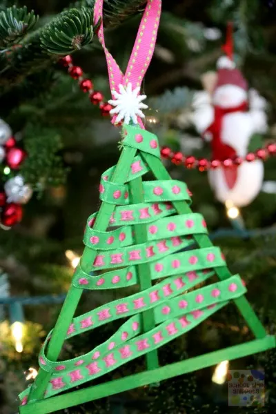 We LOVE making Christmas ornaments and these GORGEOUS trees make the perfect craft for toddlers to tweens!