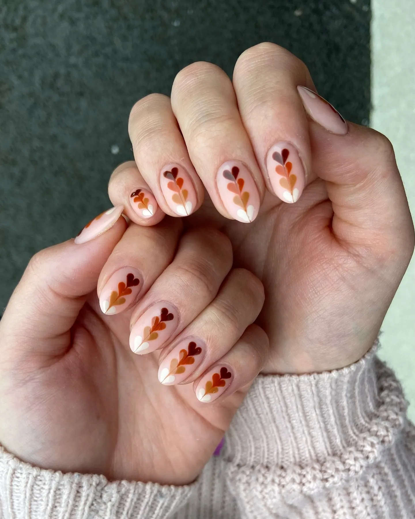 These heart-shaped petals in soft fall shades are the perfect mix of playful and minimalist. The warm brown, orange, and rust tones make this one of the sweetest autumn nails ideas for 2025.