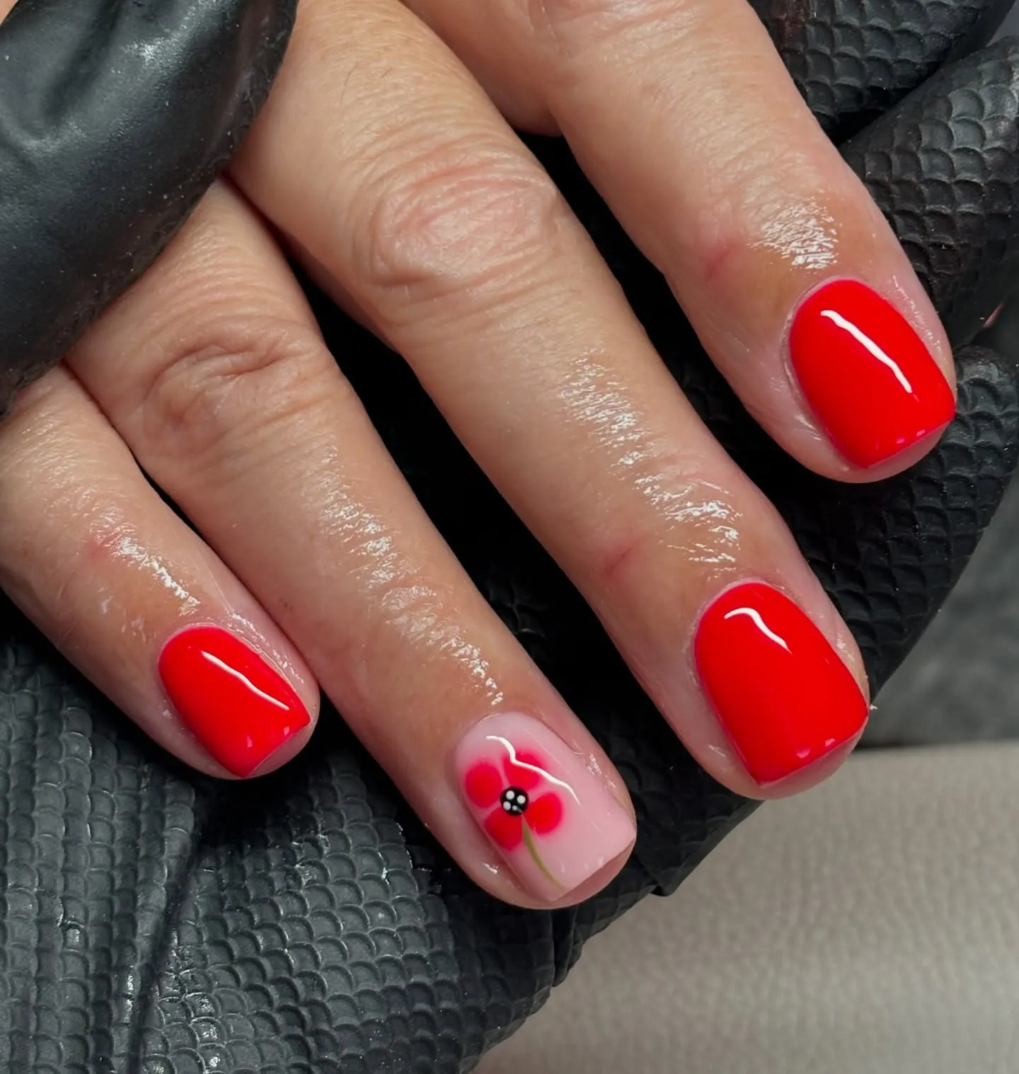 A single red poppy accent nail keeps this look simple yet impactful. Created by @sophias_beauty_room, it’s the kind of manicure that quietly says it all — a small but powerful tribute.